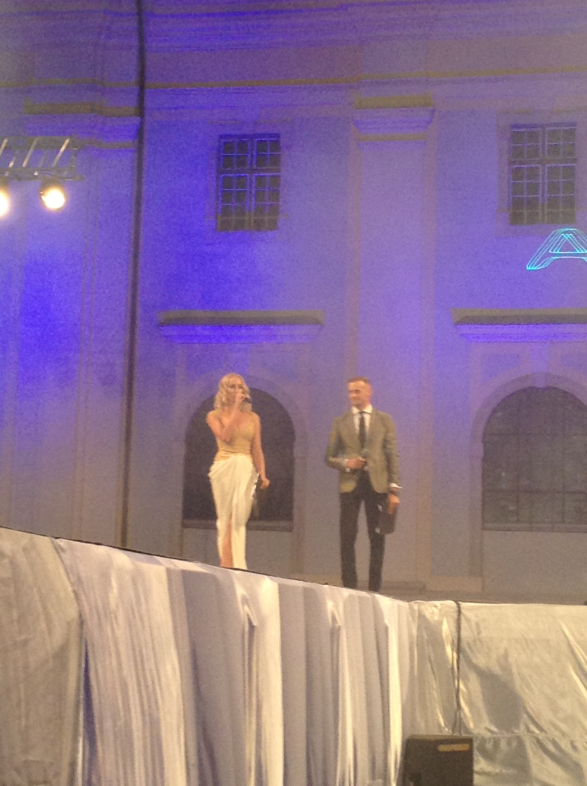 Pe scena, Sorin si co-prezentatoarea au inceput sa faca haz de necazul cantaretului