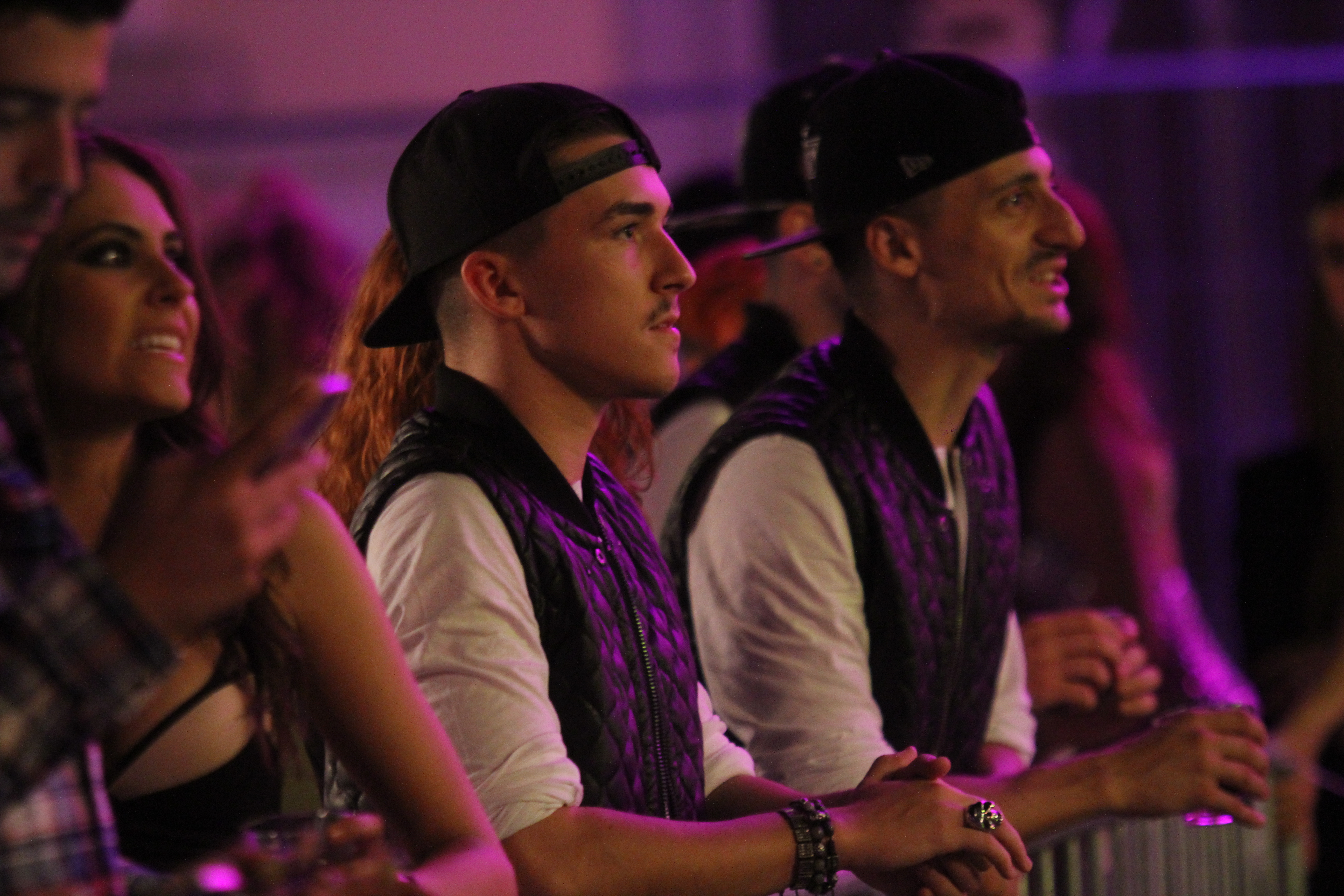 Atunci cand nu dansa pe scena, coregraful urmarea atent toti pasii de dans