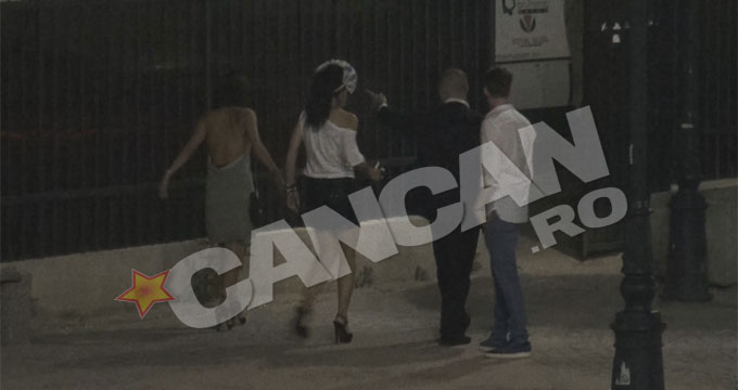 Andreea Popescu si Dj Wanda au fost ajutate de un bodyguard sa se deplaseze