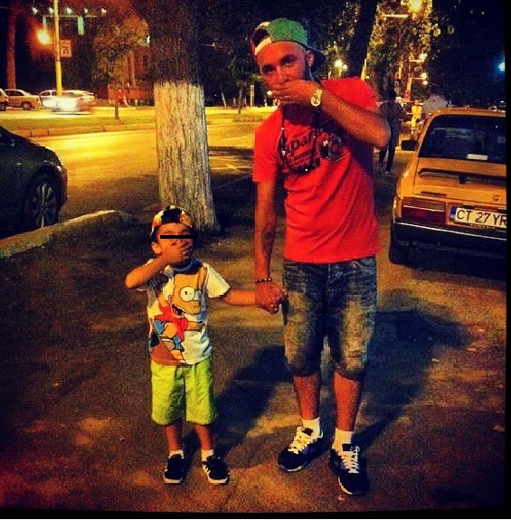 Cantaretul si fiul sau se asorteaza la imbracaminte