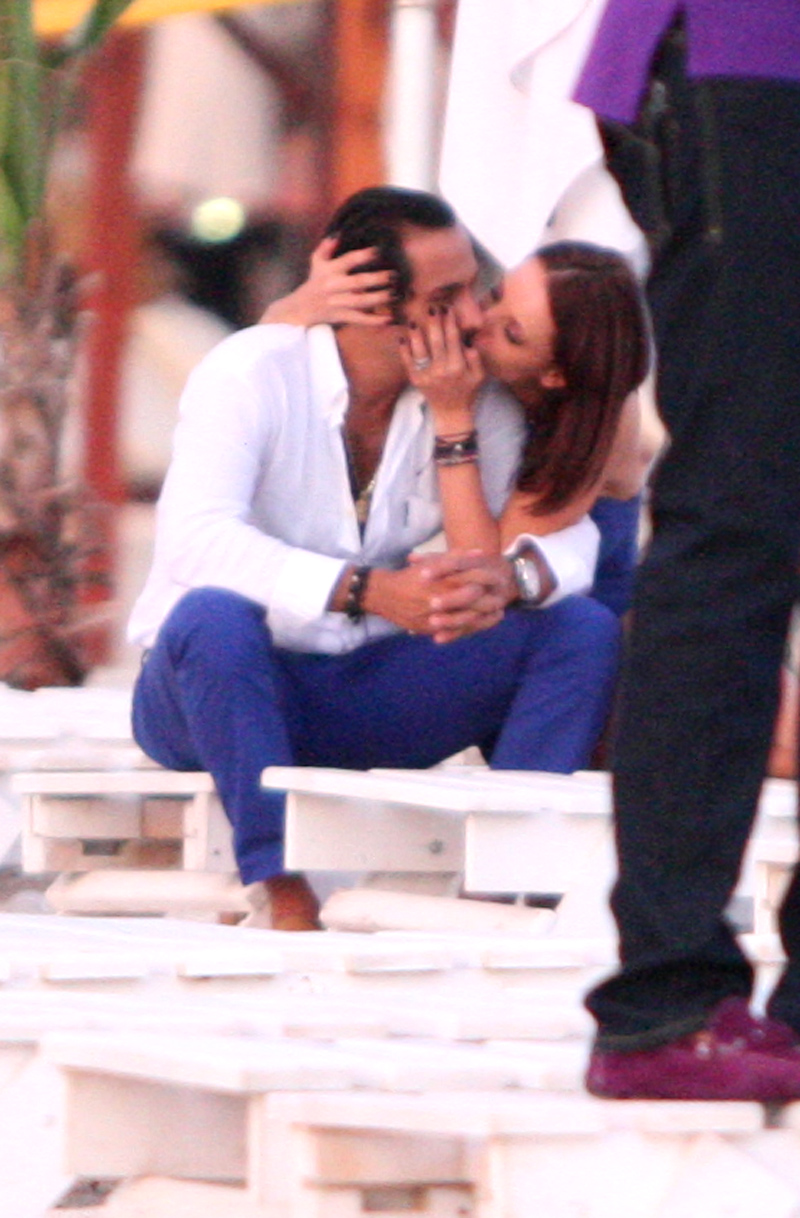 Desi s-au despartit de cateva luni, Jimmy continua sa o caute pe Alexandra Badescu