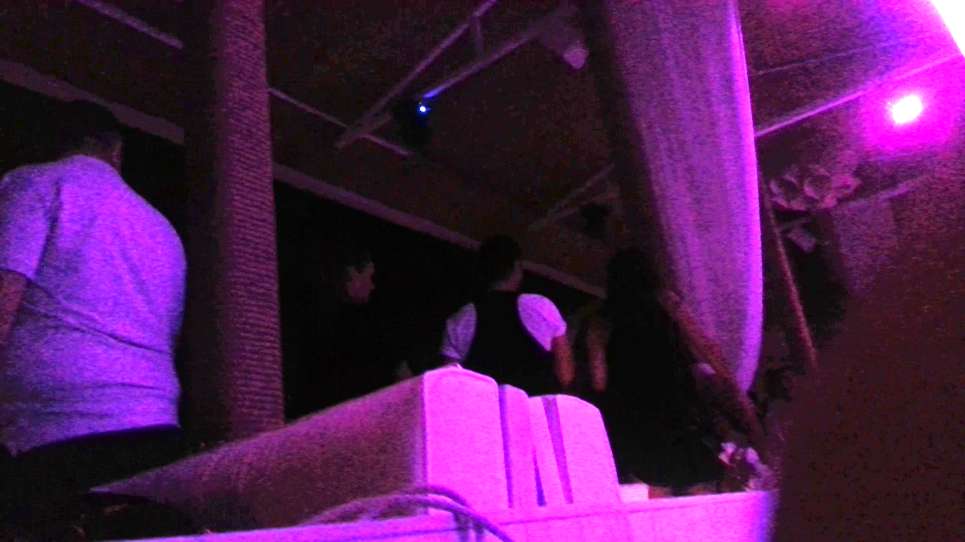 Pentru a nu ramane singure la masa, cele trei prietene au fost insotite de un amic