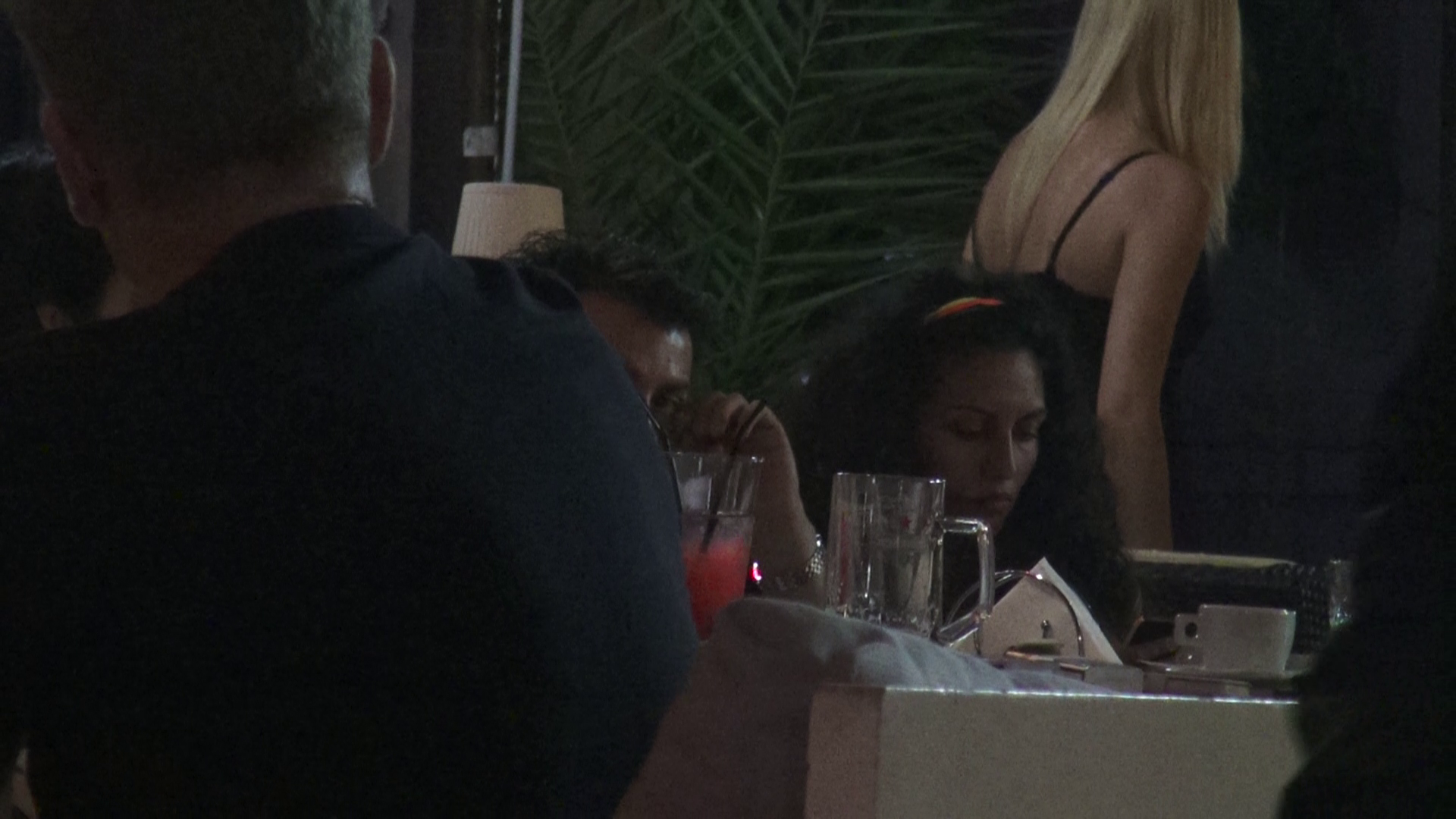 Actrita si barbatul se plictisesc la terasa