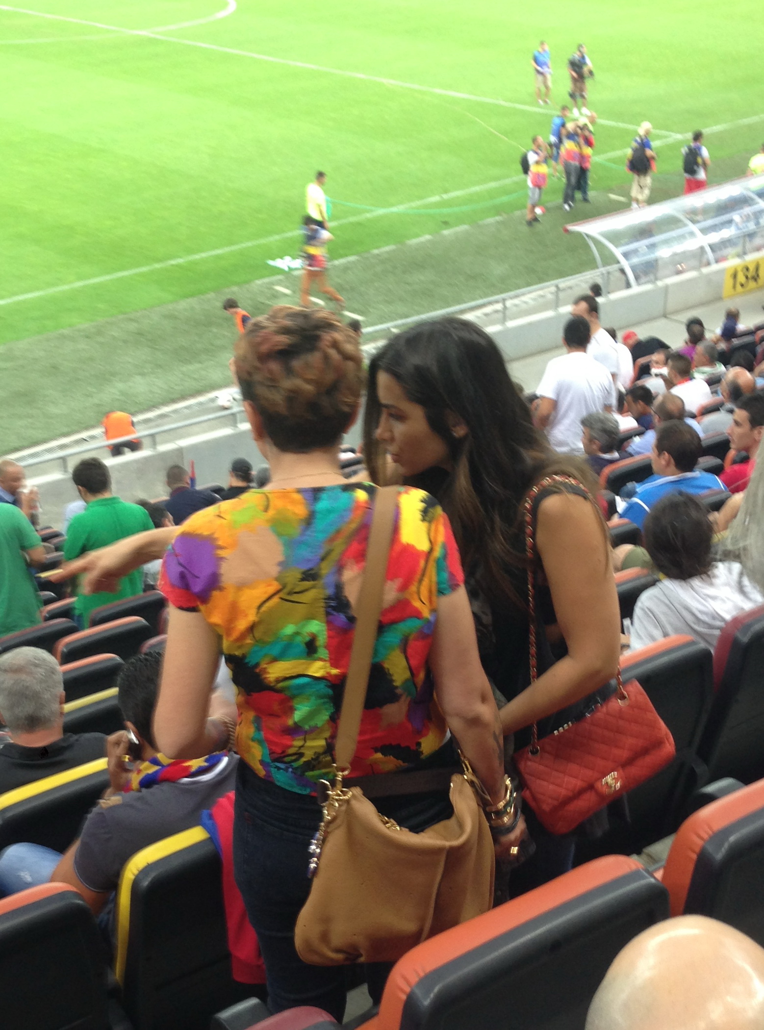 Bruneta nu s-a despartit de poseta nici in tribuna