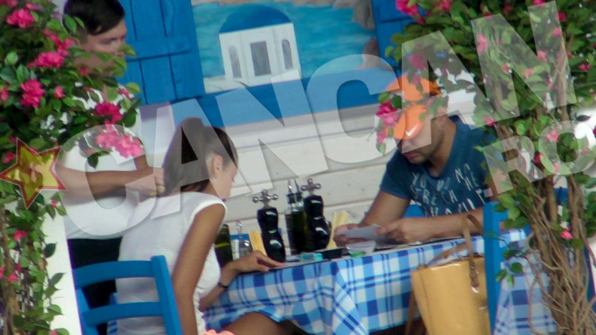 Mitoseru si-a scos ultima cucerire la un restaurant grecesc, ascunzandu-se de privirile indiscretilor sub o sapca