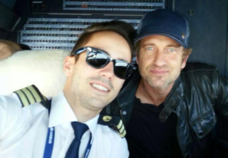 Gerard Butler s-a fotografiat alaturi de pilotul avionului la bordul caruia a ajuns la Bucuresti