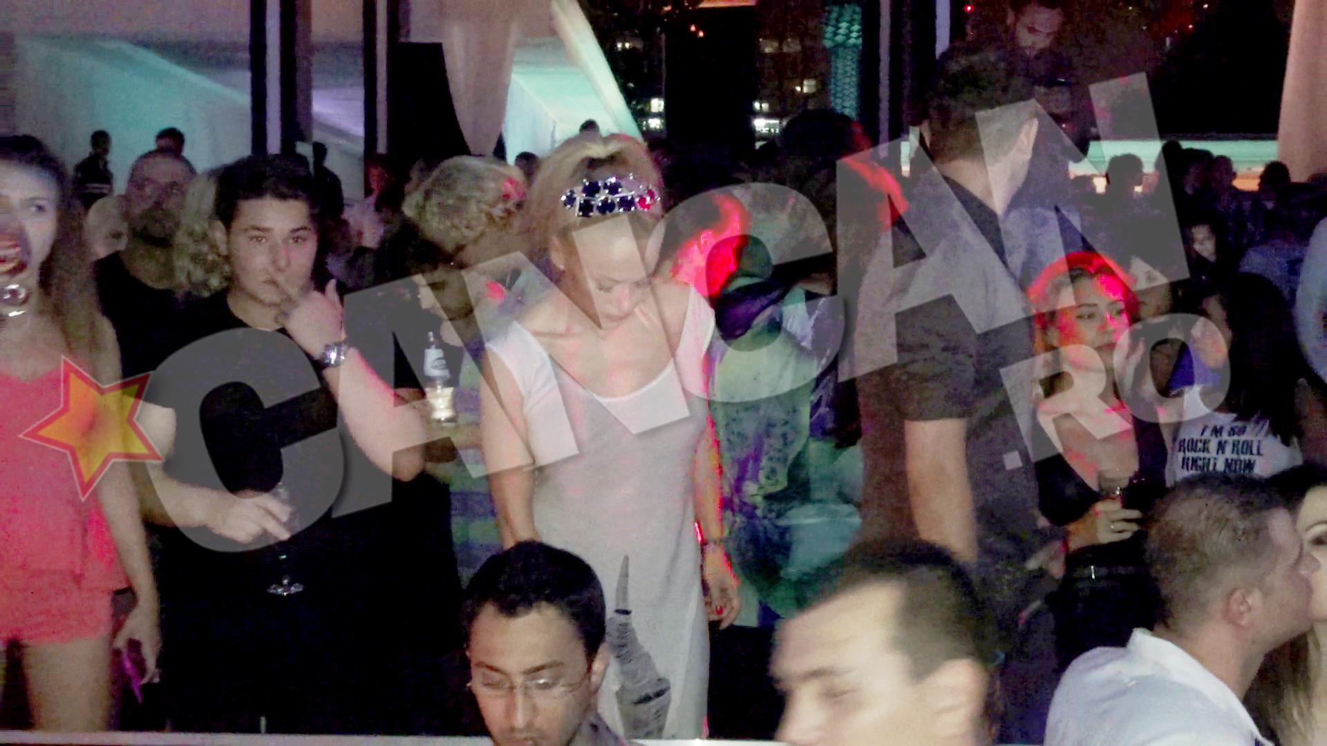 Atunci, in mod bizar, fiul lui Cristi Borcea parea sa faca semne obscene pe la spatele Andei Adam