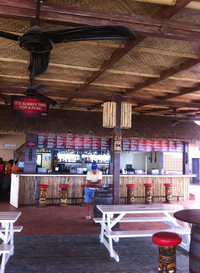 Milionarul Dan Nicorescu, intr-un bar 