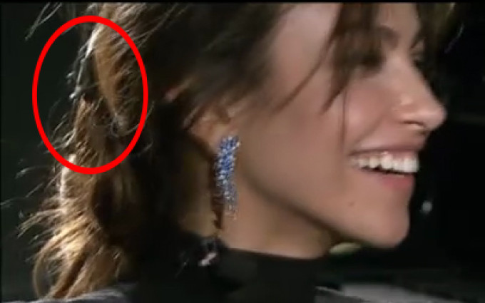 A purtata-o si in timpul unui interviu televizat si pe covorul rosu la Roma...