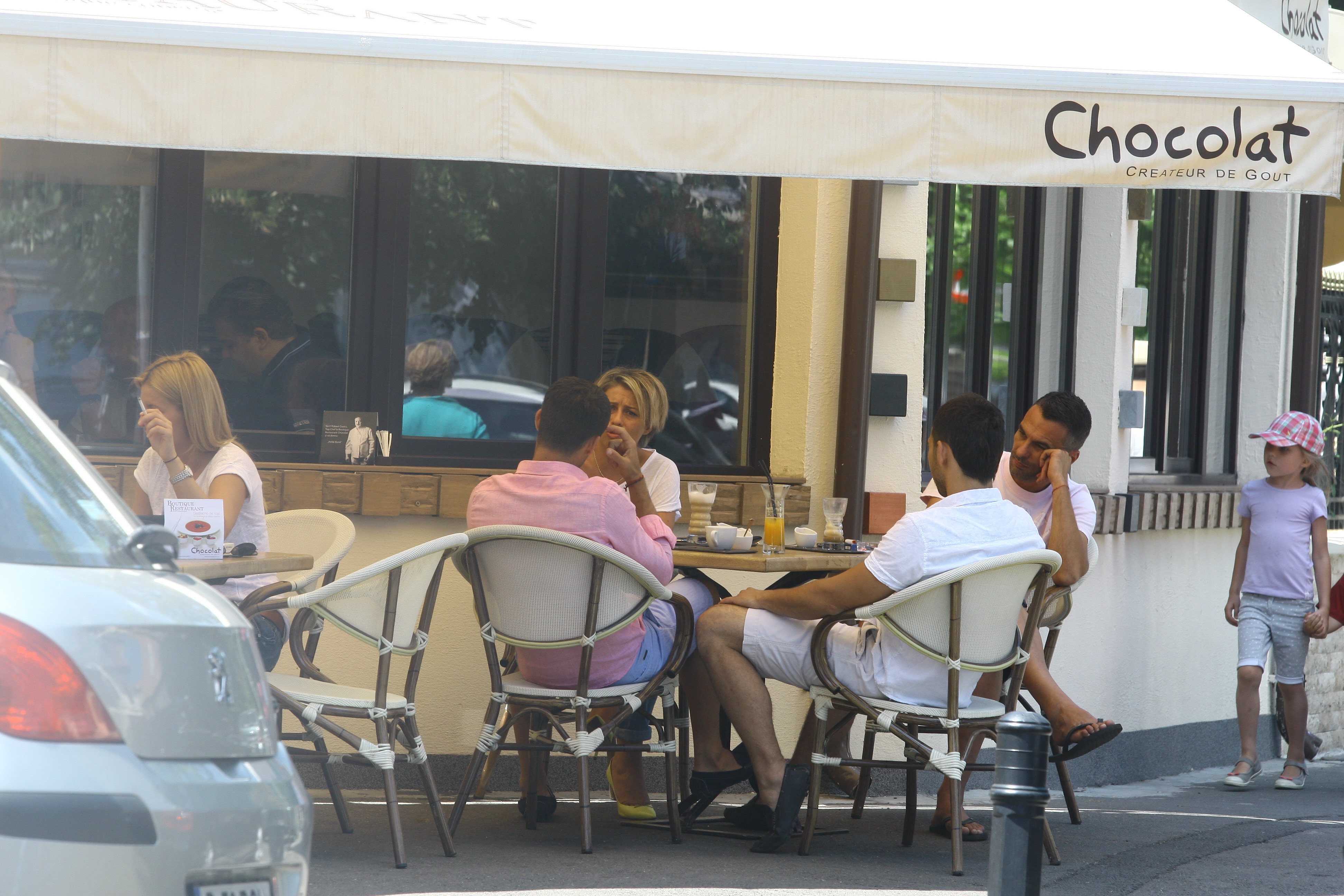 Ana este in febra transferurilor si se intalneste mereu cu fotbalistii pe care ii impresariaza