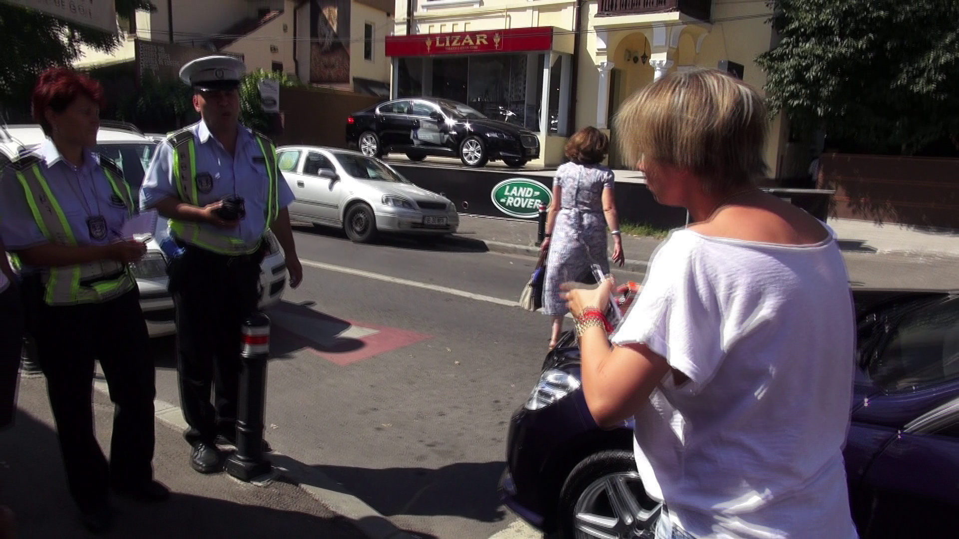 Sexy-impresara a fost amendata de politie pentru ca a parcat ilegal