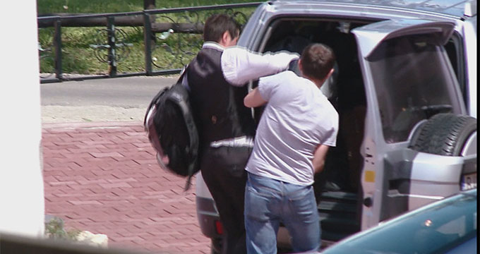 Madalina Ghenea a plecat in jurul pranzului din pensiune. Vedeta a fost ajutata de o femeie si un barbat cu bagajele