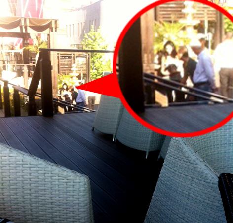 Stan si amica lui au decis sa ia masa pe marginea unei piscine din Militari