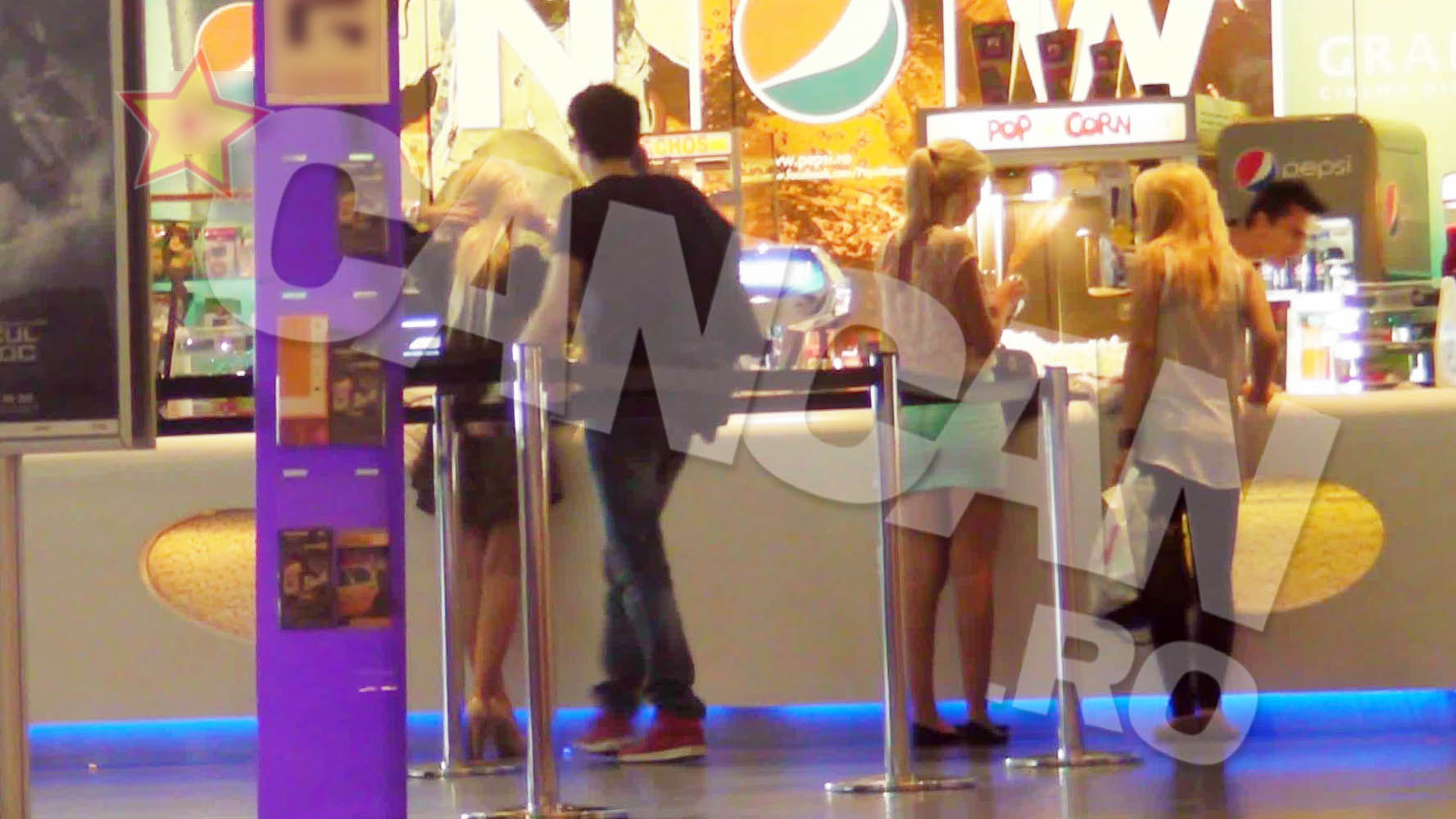 Cei doi nu se mai vazusera de trei zile si s-au intalnit direct la mall, sa vada un film