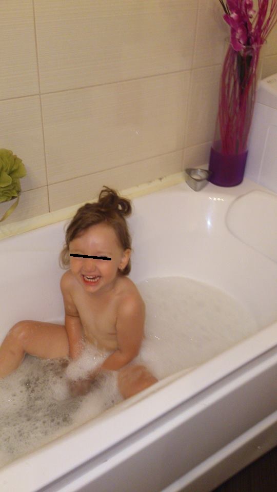 Adelina a avut grija ca fetita sa faca baie in fiecare seara