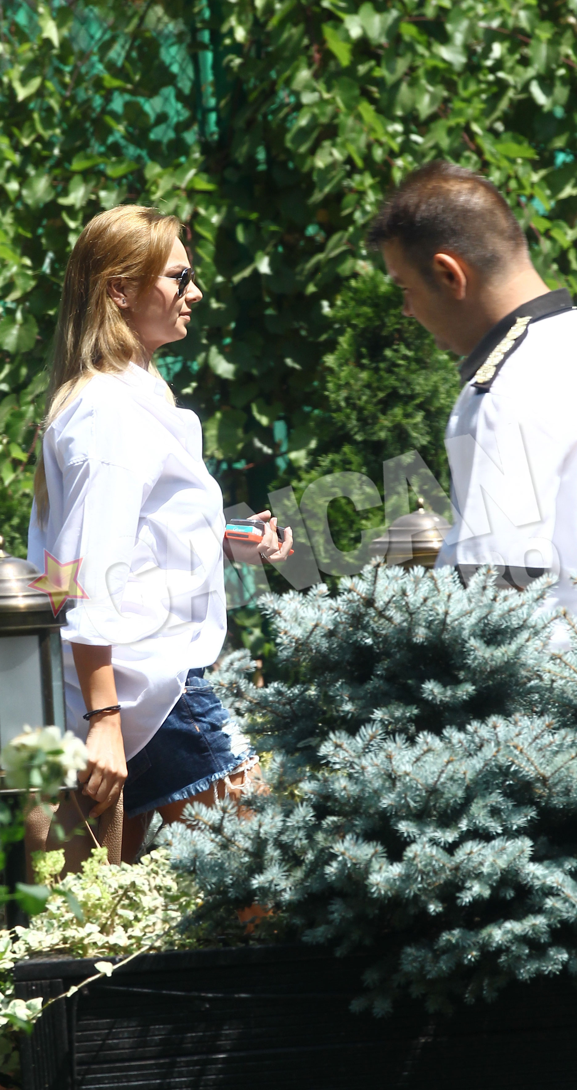 Si al doilea paznic si-a atintit privirile pe formele Roxanei Ionescu