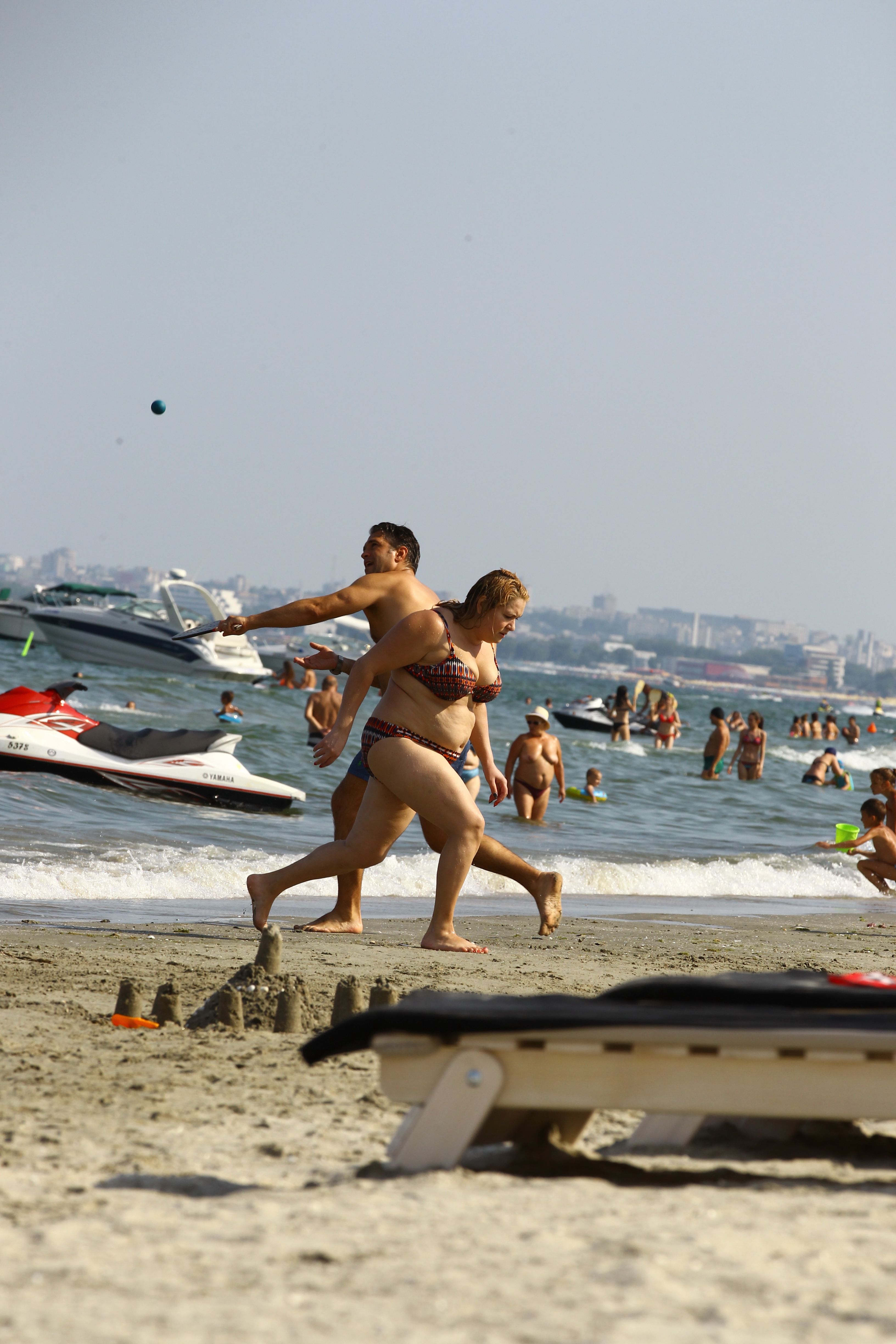 Dupa cateva ore in care s-a prajit la soare, Viorica a facut o baie in mare pentru a se racori