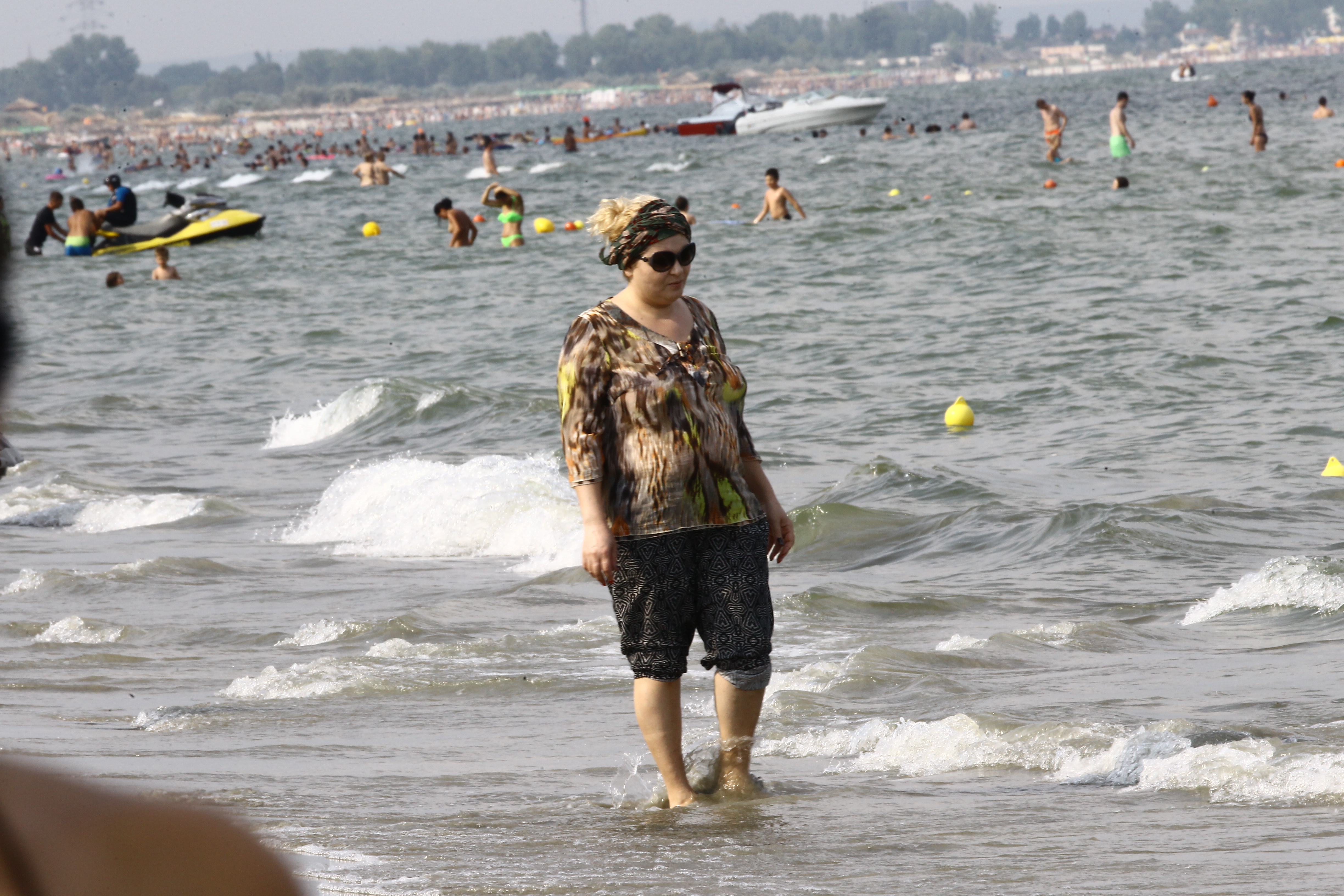 Dupa doar doua ore, artista a intrat in mare infofolita din cap pana in picioare