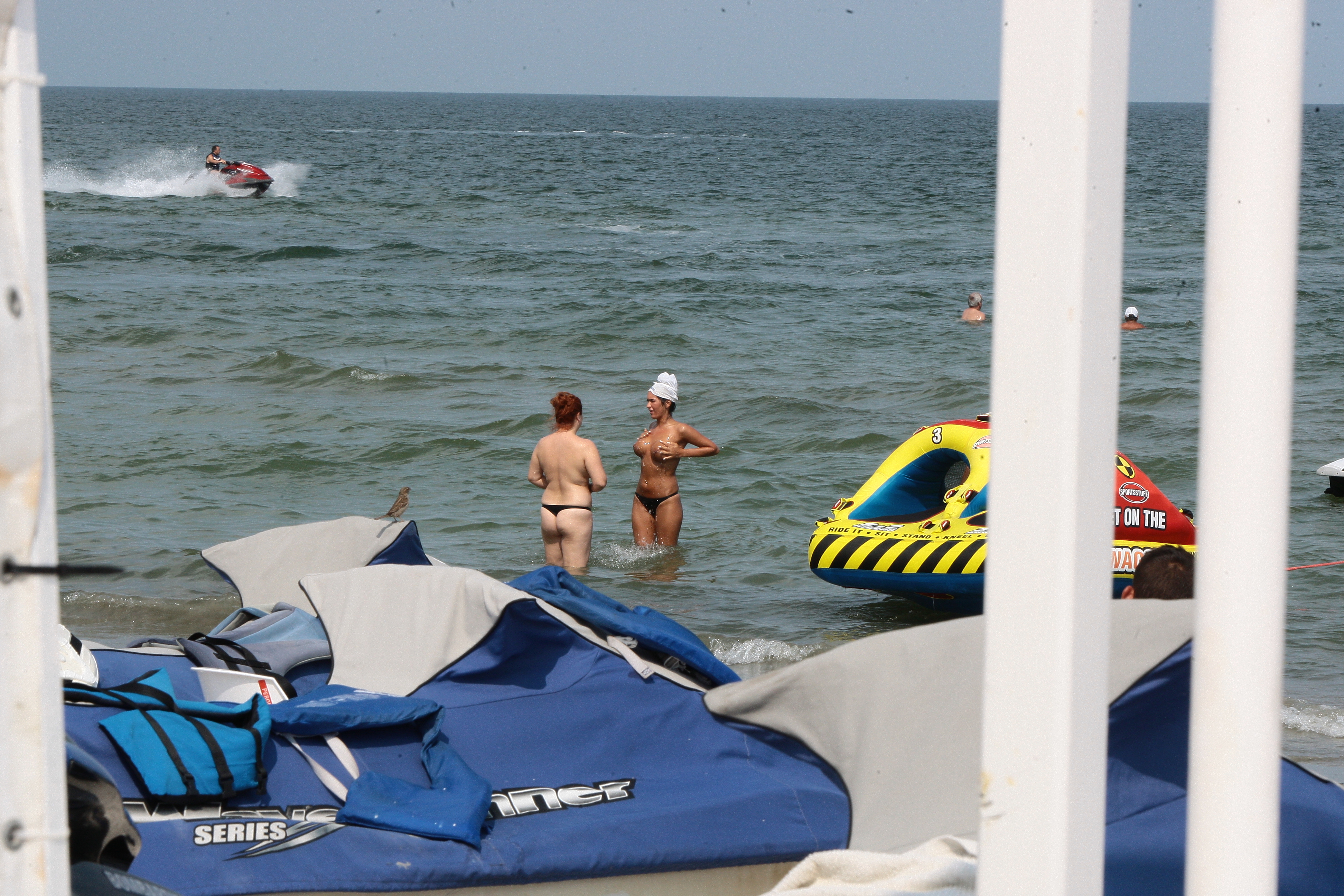 Marguerita si-a scos silicoanele la inaintare pe plaja