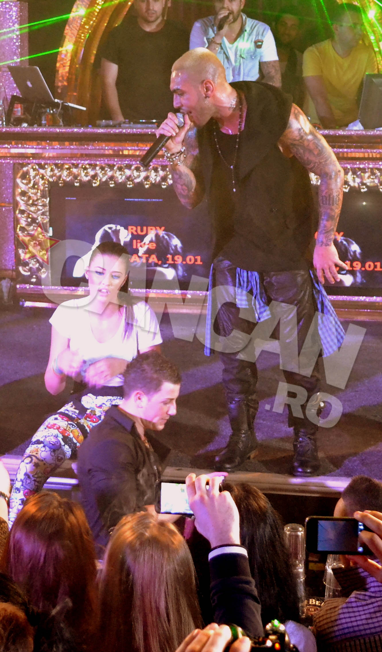 Cei doi au prin 5-6 concerte impreuna, apoi, organizatorii au inceput sa-l prefere pe Alex