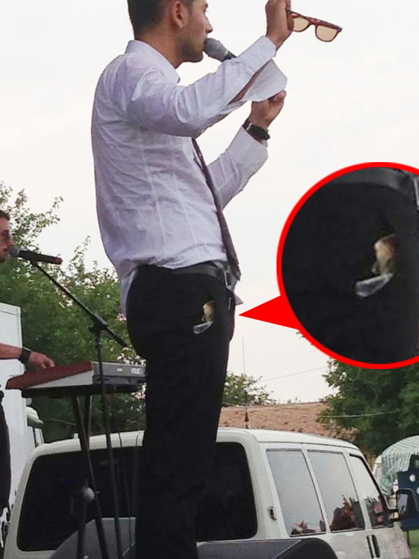 Artistul i-a sfidat pe cei prezenti in momentul in care a aparut pe scena cu buzunarele pline de bani