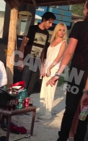 Pe plaja, spre dimineata, Alexandra s-a lipit de un tanar cam 