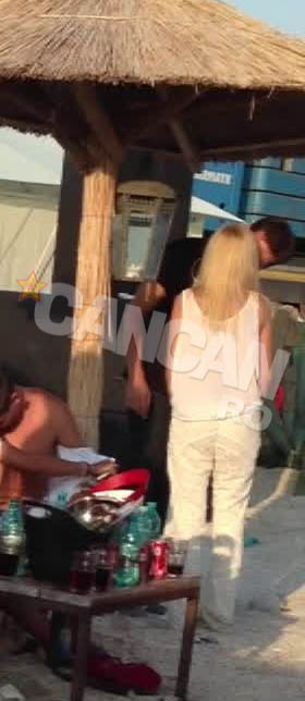 Cei doi s-au sarutat patimas in razele soarelui care rasarea