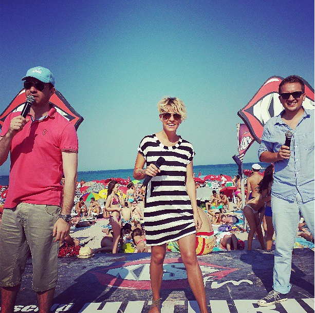 In aceasta vara, Florin, Mihai si Dana prezinta iar o emisiune pe plaja