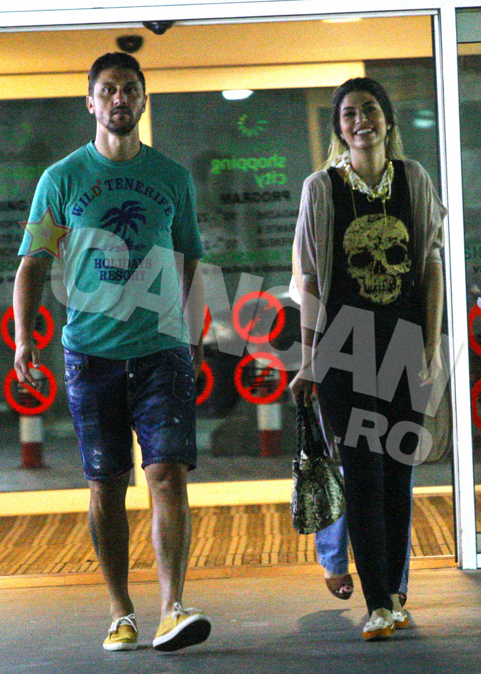 Fata rade la orice vorba ii iese lui pe gura