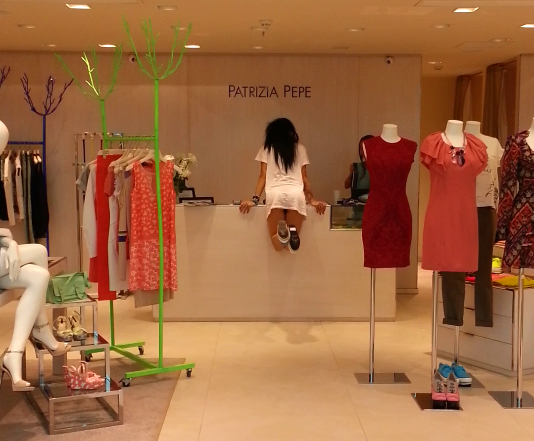 Dj Wanda aproace sa se urca pe tejghea, fara sa se rusineze de faptul ca tricoul ii lasa la vedere lenjeria intima