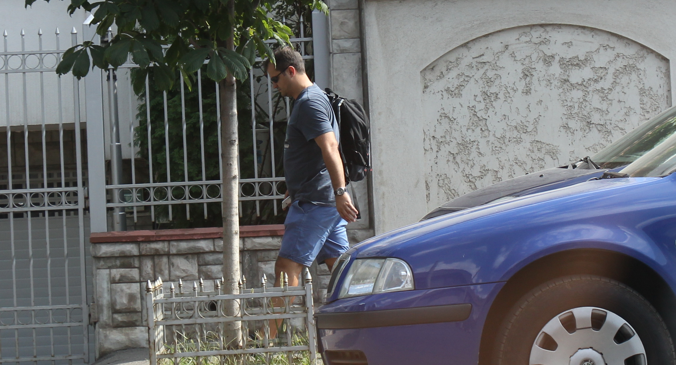 Huidu are privirea in pamant si este nebarbierit