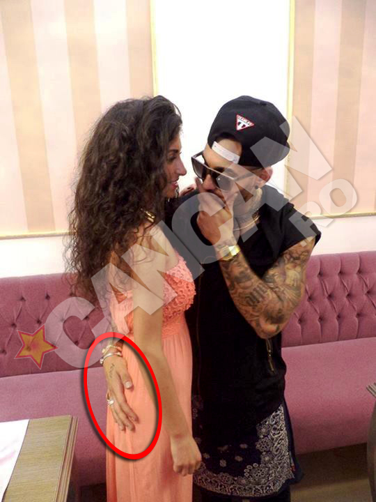 Velea s-a fotografiat intr-o ipostaza extrem de indrazneata cu o alta femeie