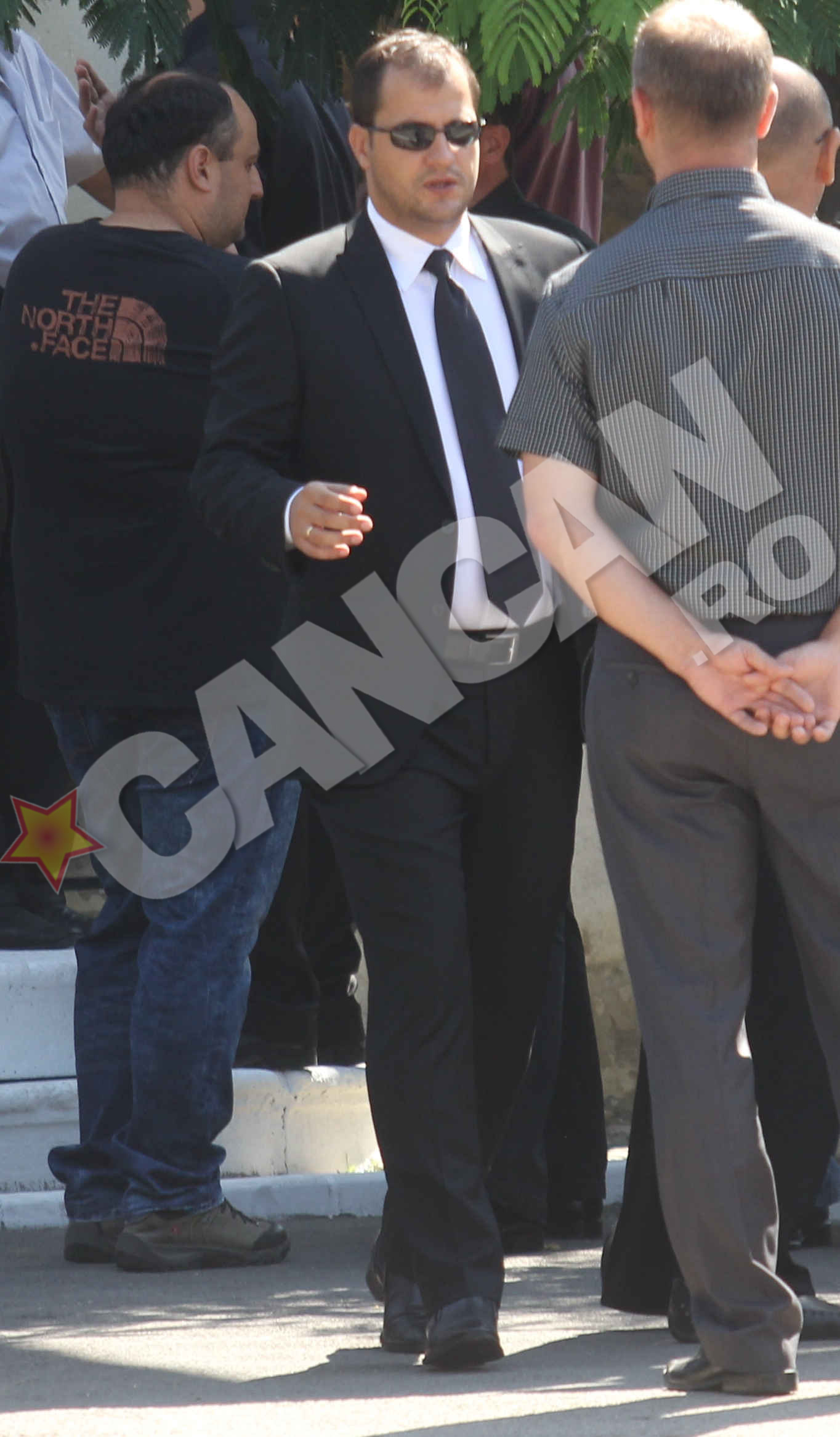 Serban la inmormantarea mamei sale