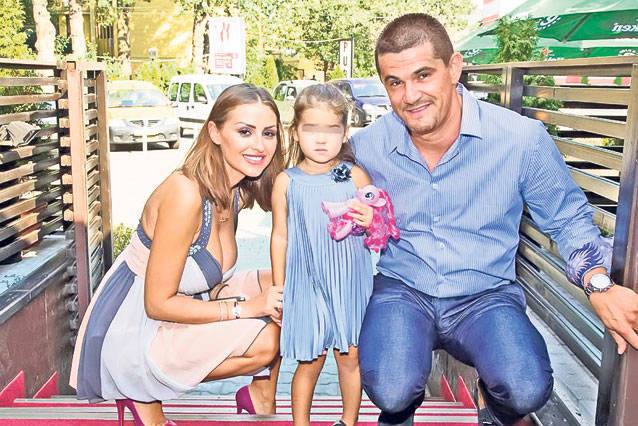 Pe timpuri Roxana forma o familie fericita cu Marcel si cu fetita lor