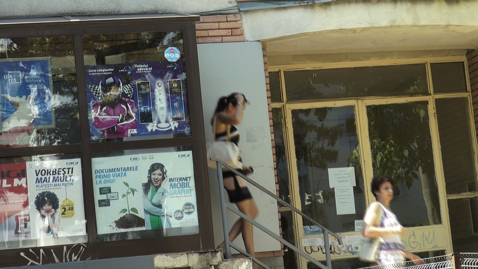 Dupa aproximativ zece minute, Brigitte a iesit din sediul companiei de cablu