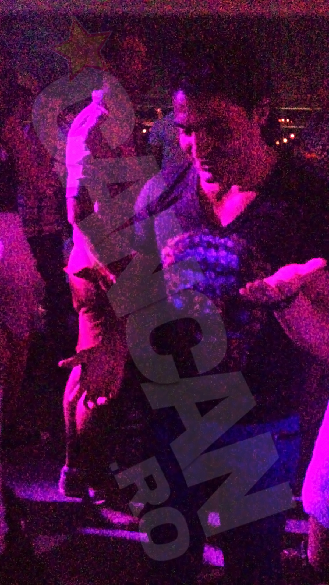 Artistul nu a uitat ca sotia il asteapta acasa si s-a eschivat cu delicatete