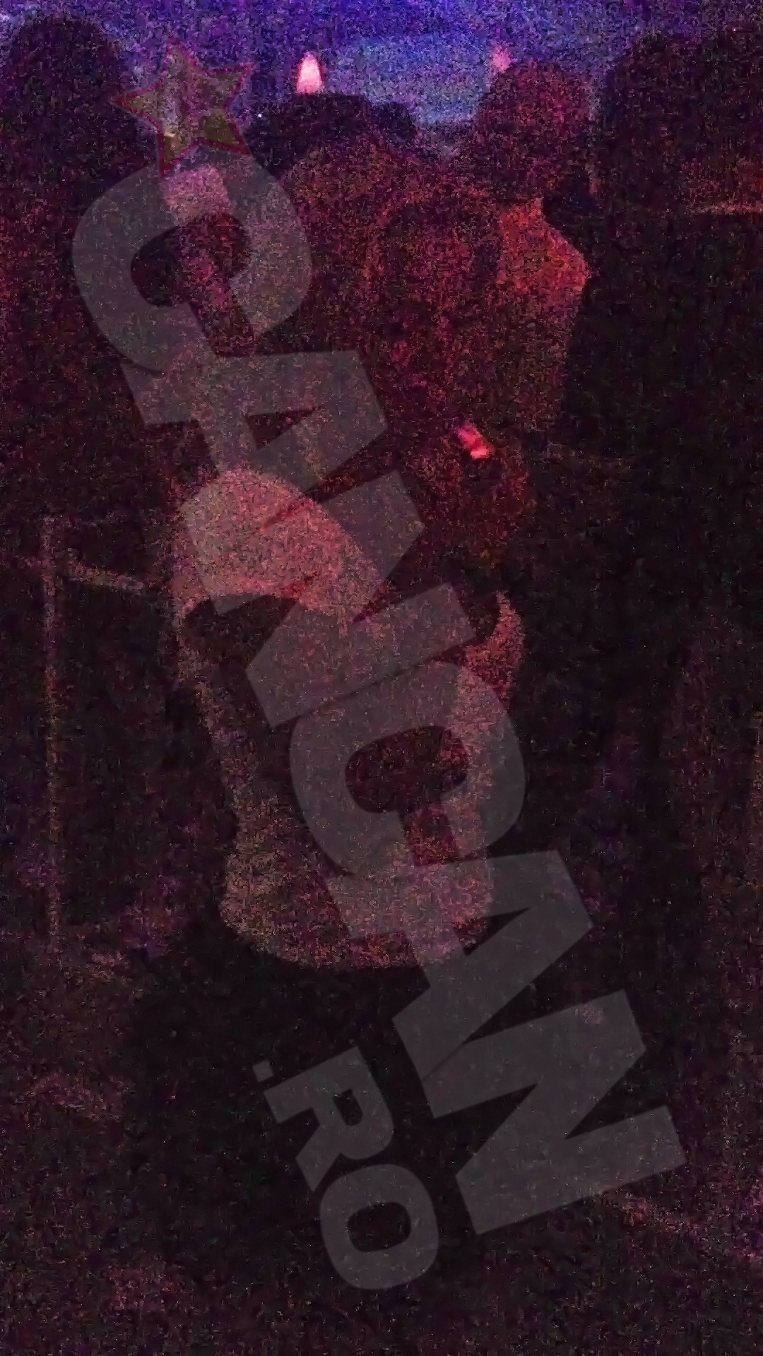 Femeia si-a scos fluierul de la gat, dar nu inainte de a-l umezi bine intre buze si...