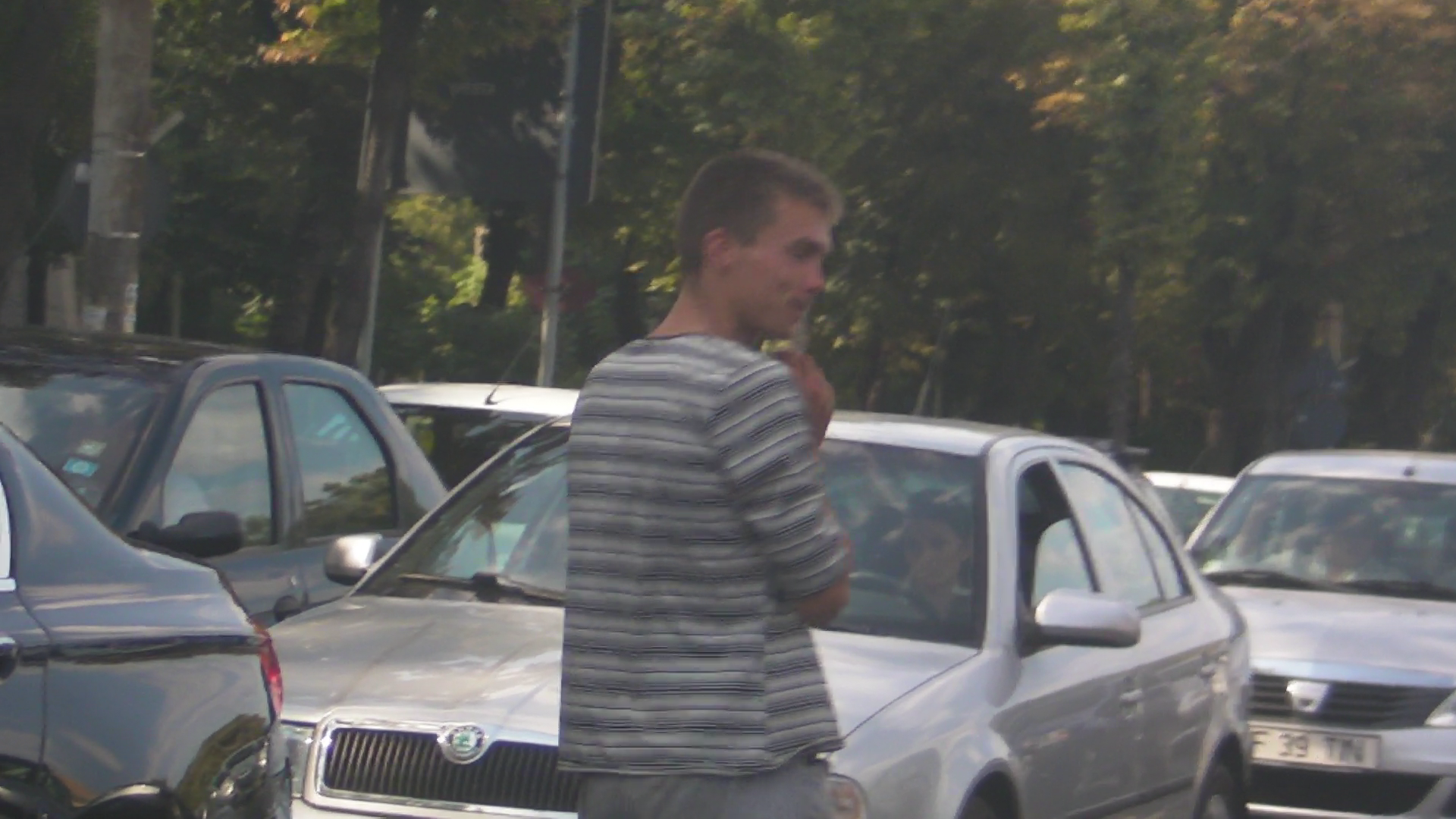 Cersetorul strange la piept banii de la 