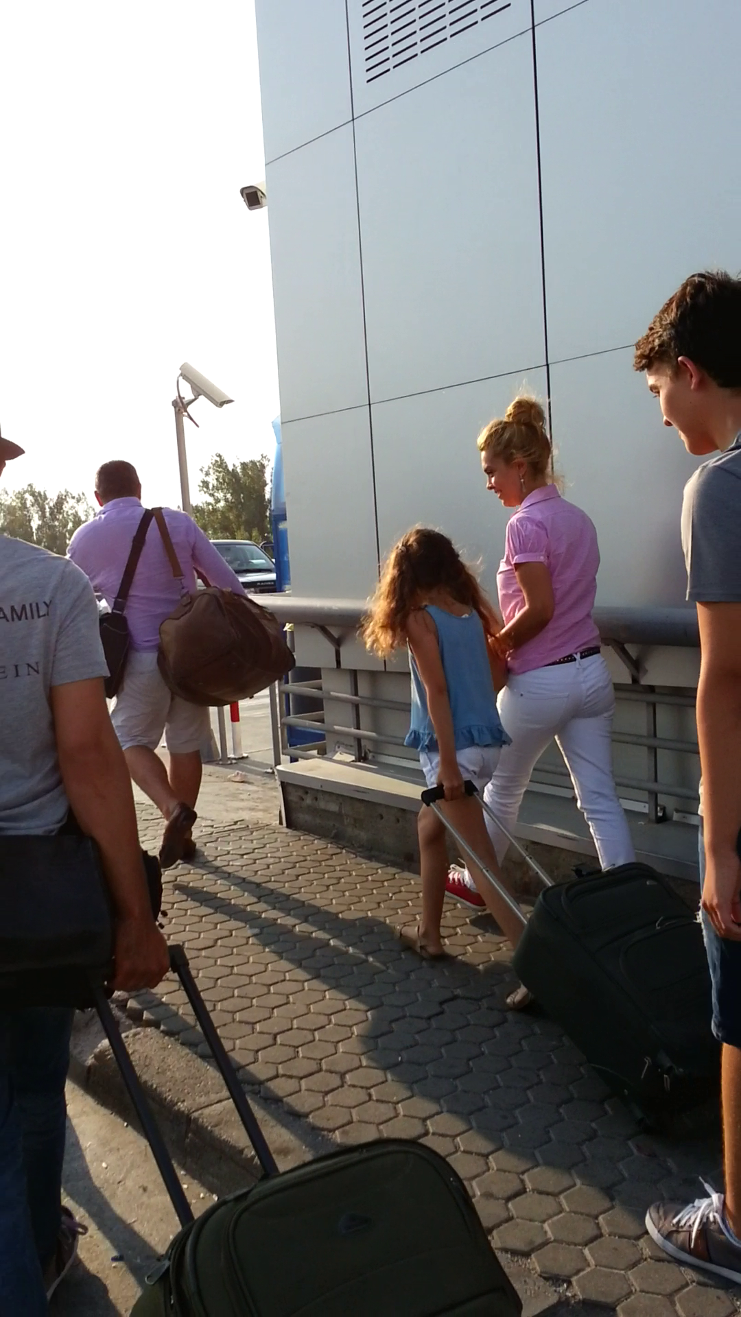 Doroftei si familia, la aeroport