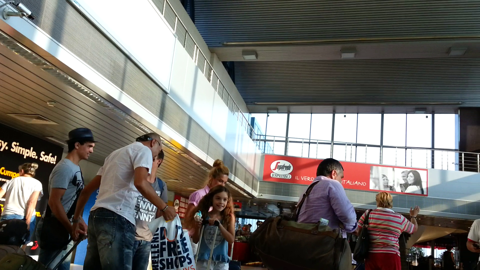 Doroftei si familia, la aeroport