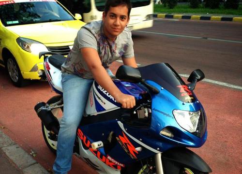 Fulgi, fiul lui Ionita si Viorica din Clejani, este pasionat de motociclete