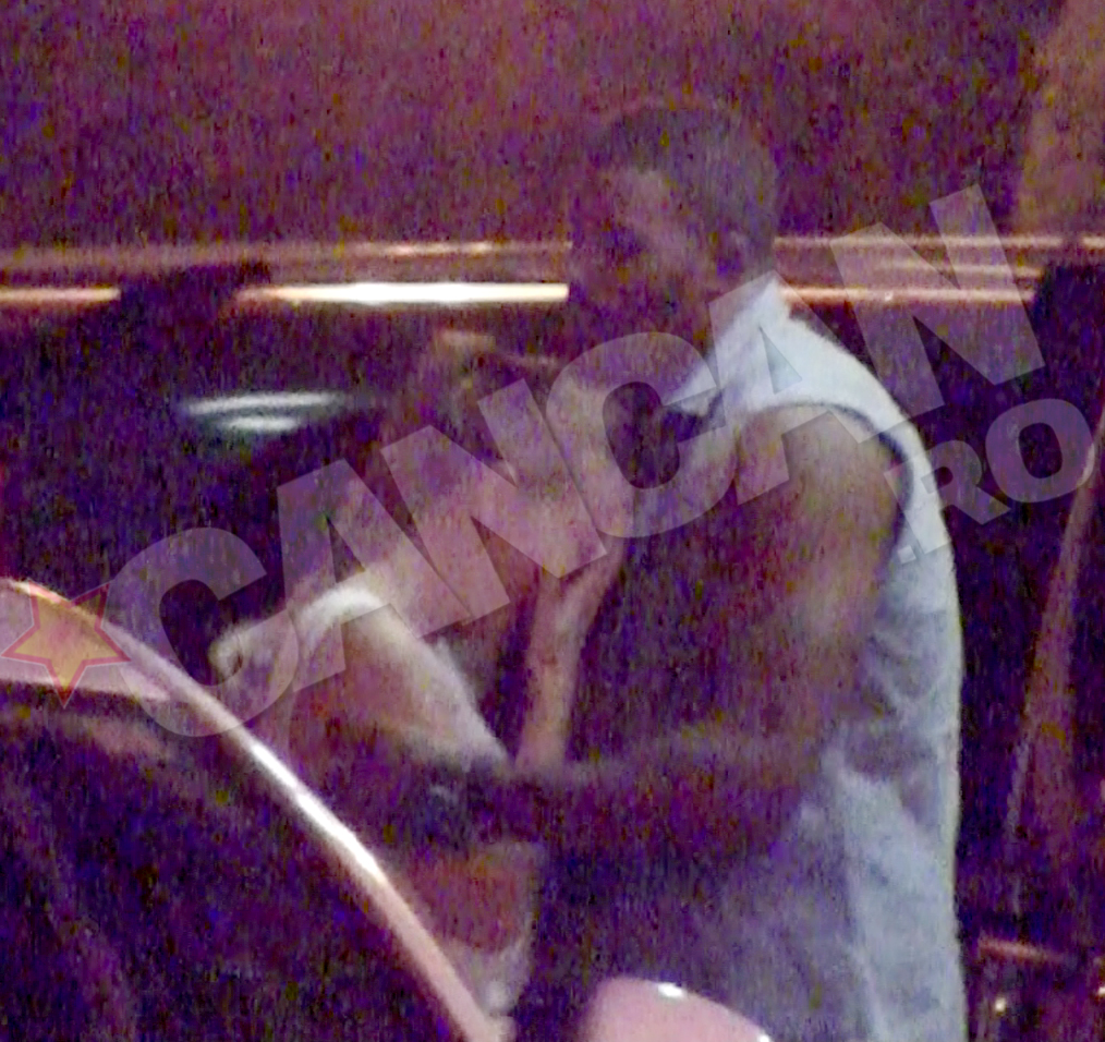 ... se arunca in bratele lui, izbucnind in lacrimi menite sa-l intimideze si pe King Kong