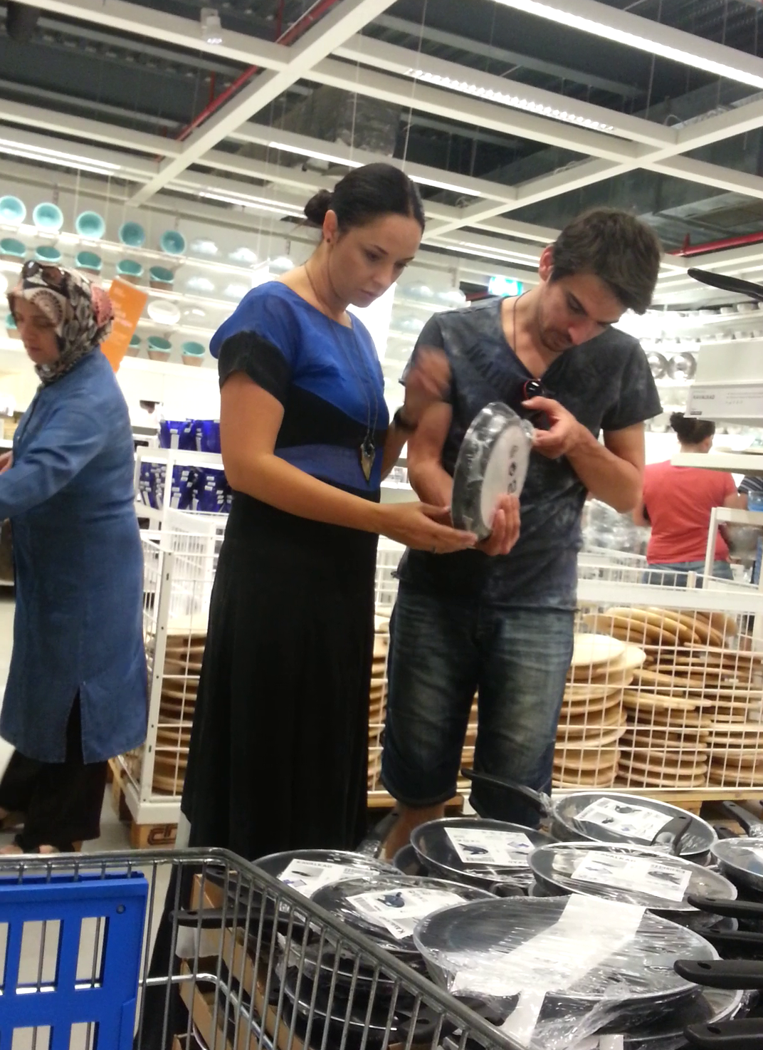 Andreea si Tuncay s-au sfatuit asupra tigaii pecare urma sa o cumpere