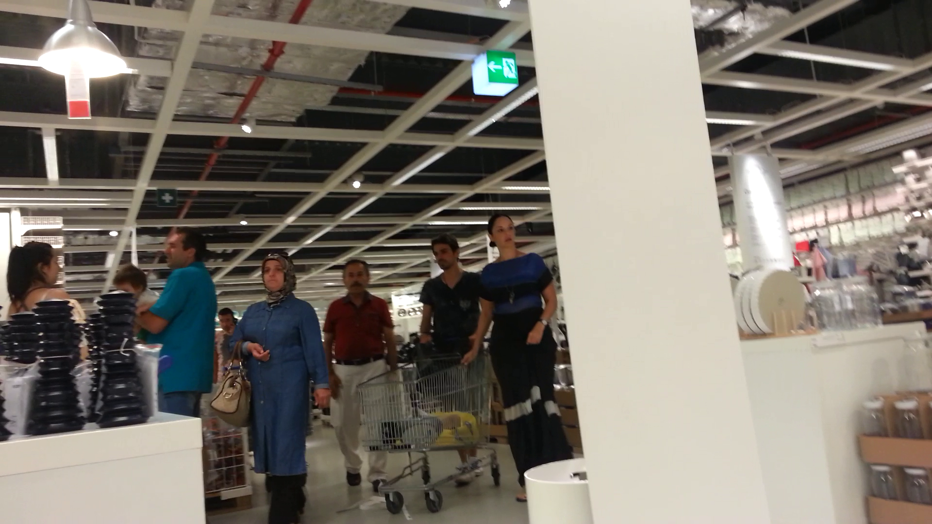 Pe parcursul sesiunii de cumparaturi, atmosfera din grup a fost destinsa, semn ca Andreea a fost acceptata de