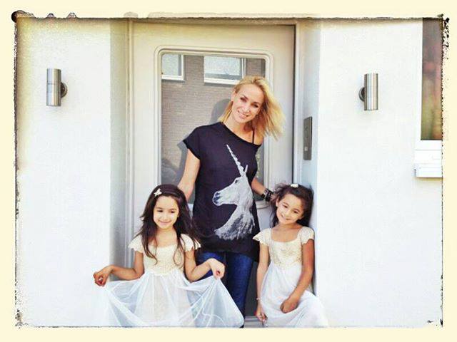 Romanca e cea mai fericita alaturi de gemenele ei