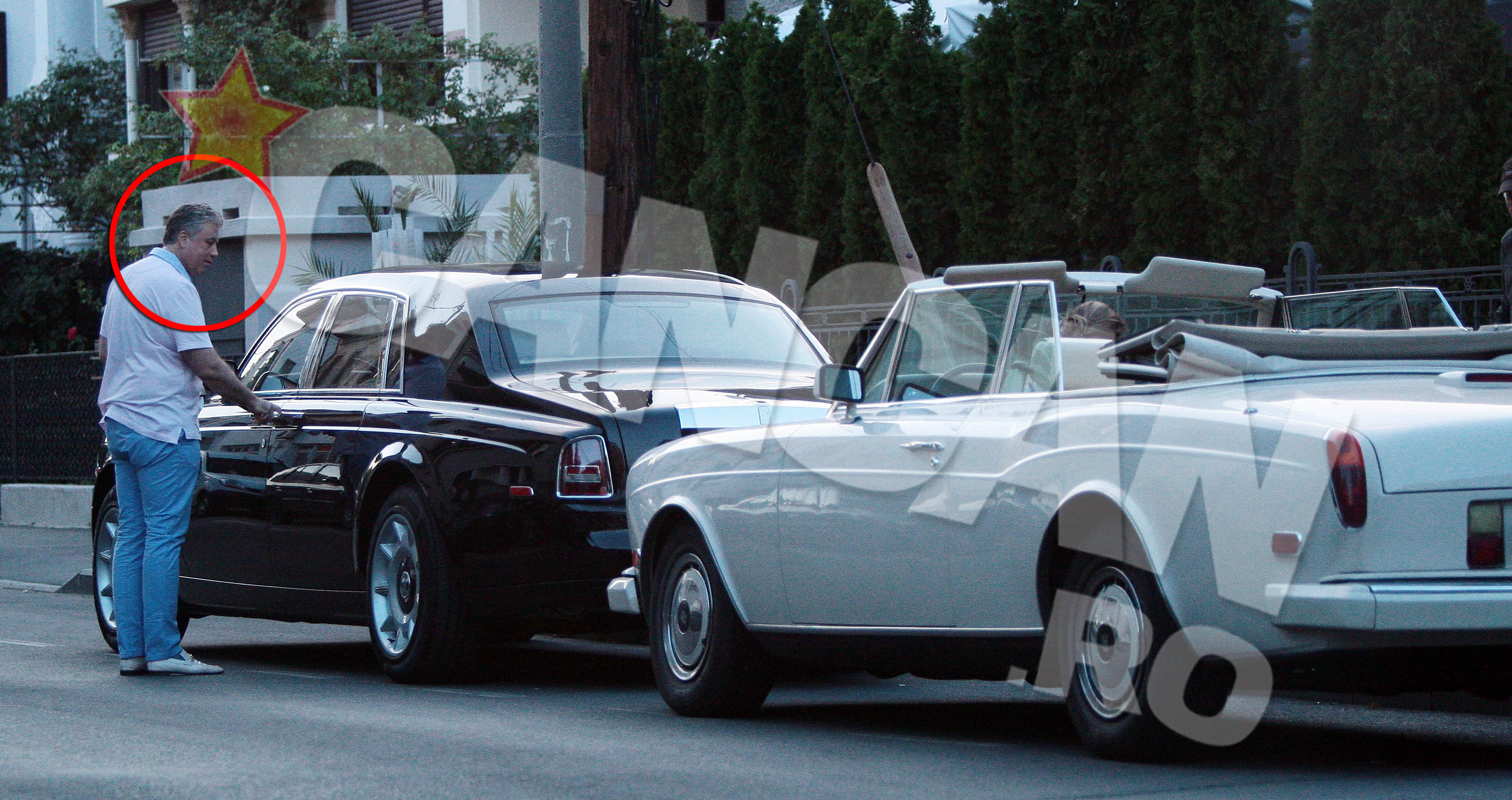 Edy a coborat primul si a incuiat cu grija masina, constient ca a reusit safaca senzatie printre privitori