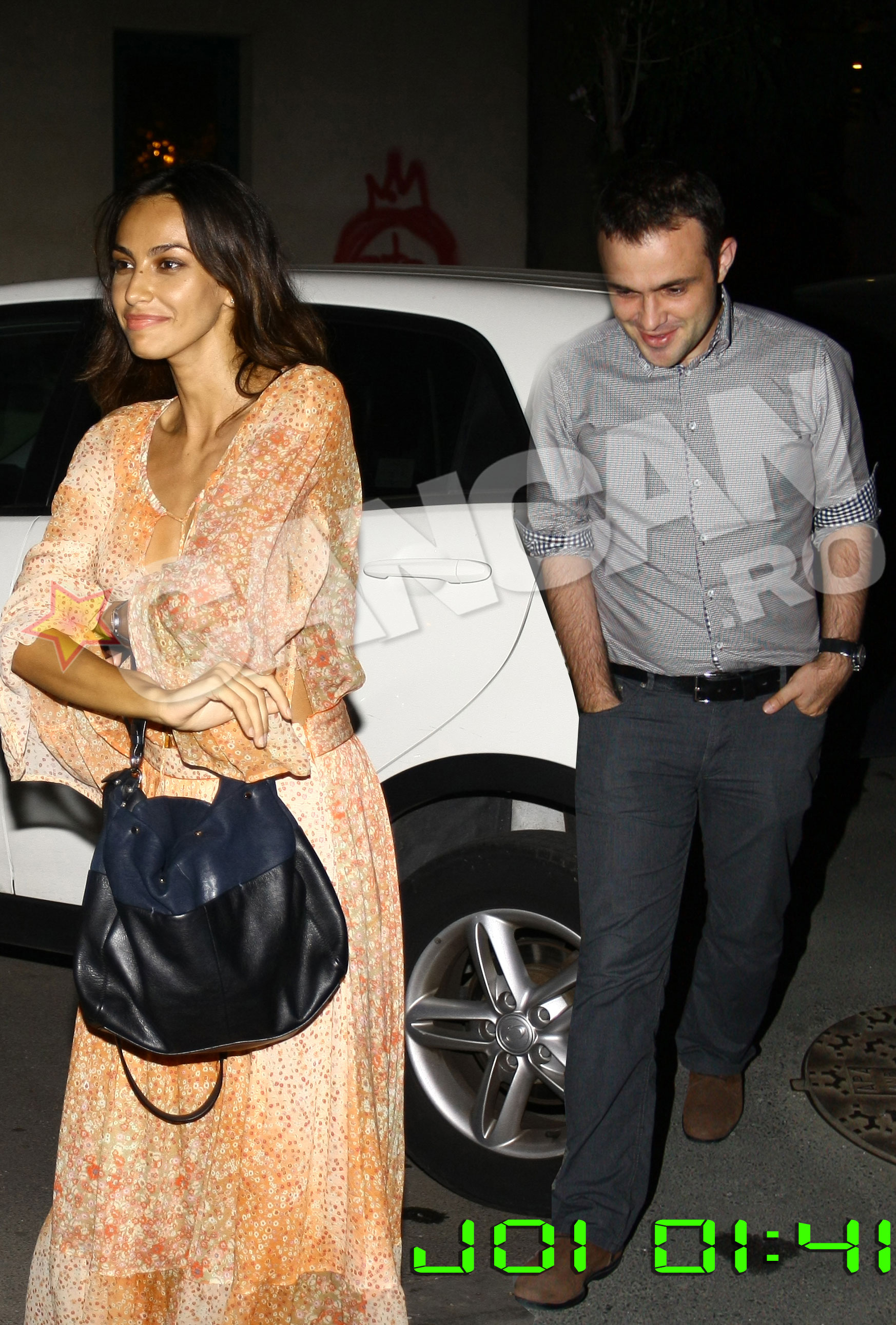 Chiar daca era tarziu, Madalina a zambit tot timpul la iesirea din restaurant