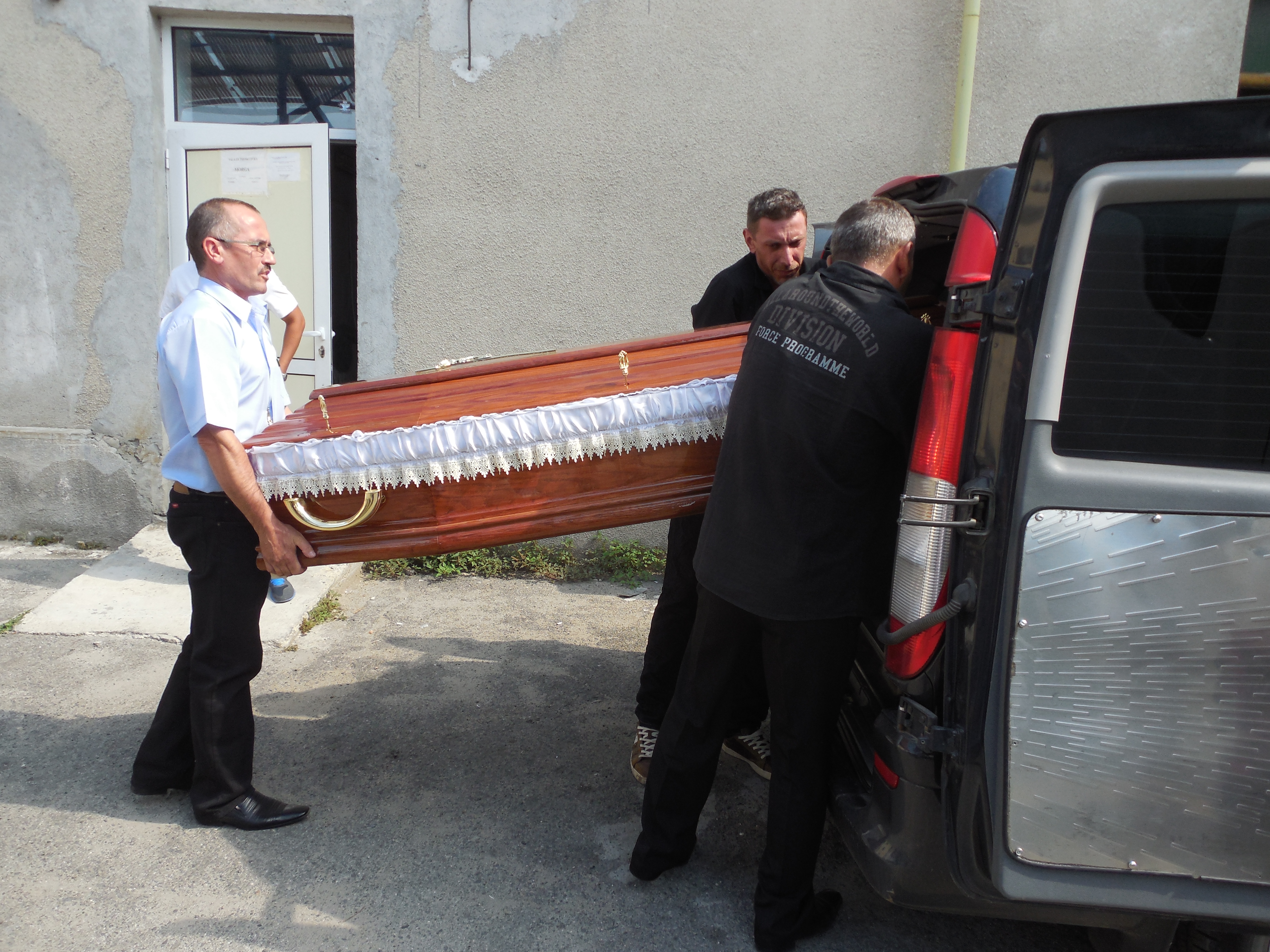 Sotul Alinei a ridicat de la morga din Targu Jiu sicriul cu trupul neinsufletit al Veronicai Bulai