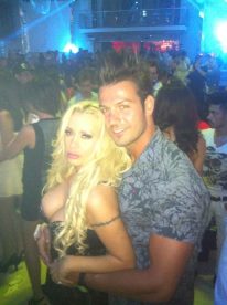 Simona si Alex s-au pozat imbratisati, in club