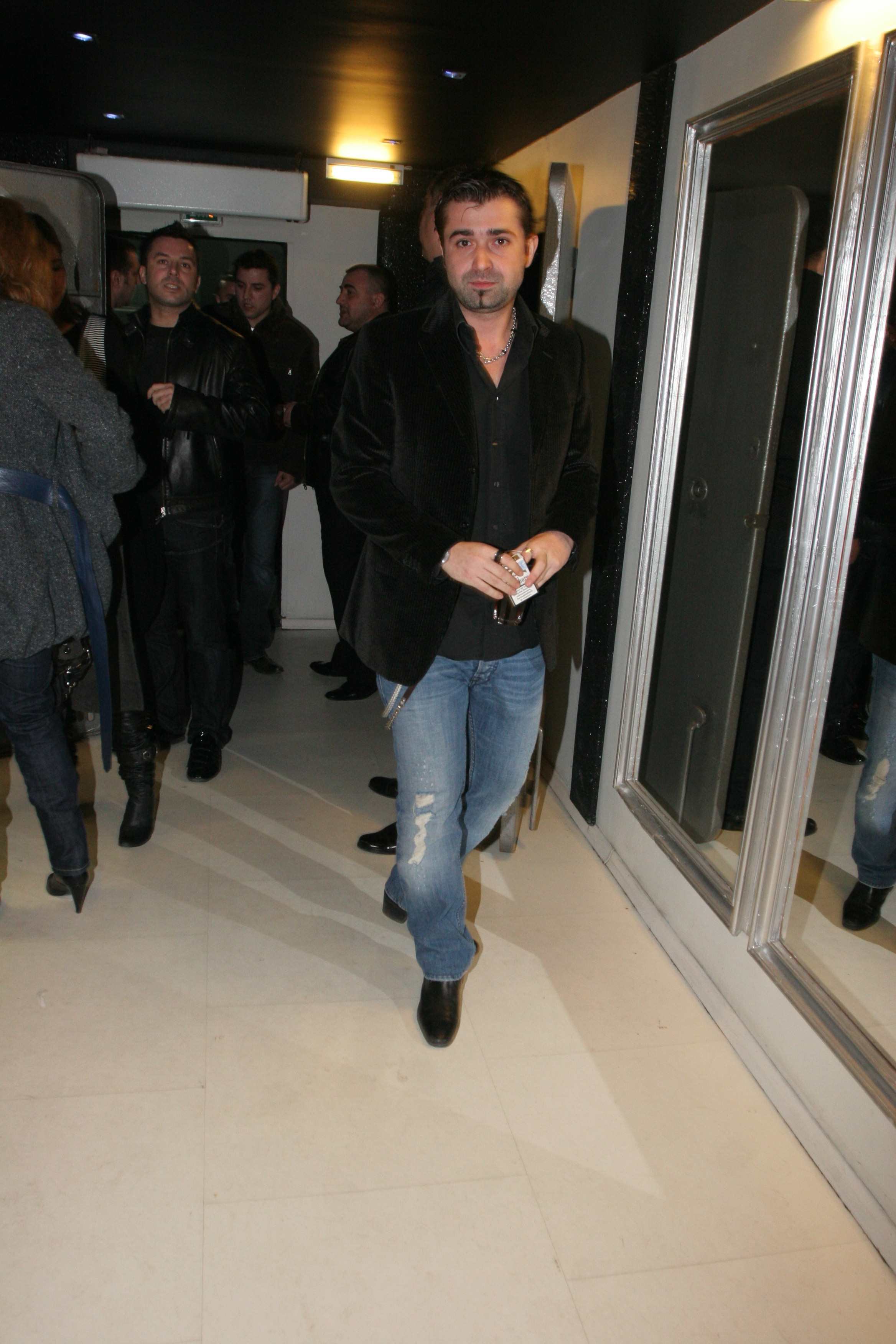 Barbatul acum se ocupa de afacerile de familie